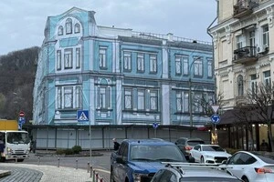 Садиба на вул. Притисько-Микільській, 1 накрита будівельним брезентом