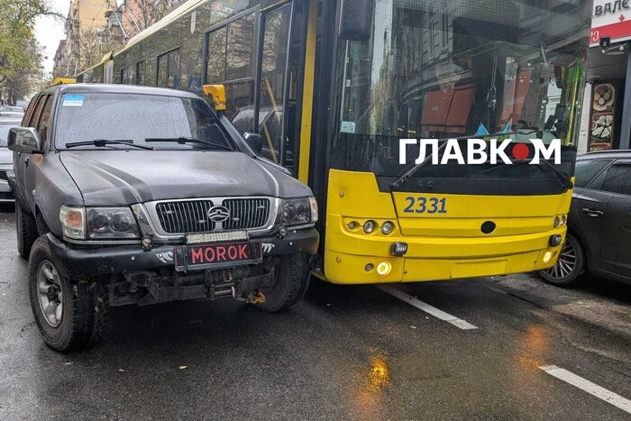 Джип із номерами «Морок» заблокував рух тролейбусів на Майдані Незалежності