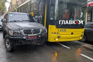 Тролейбус  не зміг продовжити рух через запаркованість вулиці