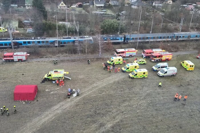 У Чехії зіштовхнулися пасажирські потяги: десятки поранених
