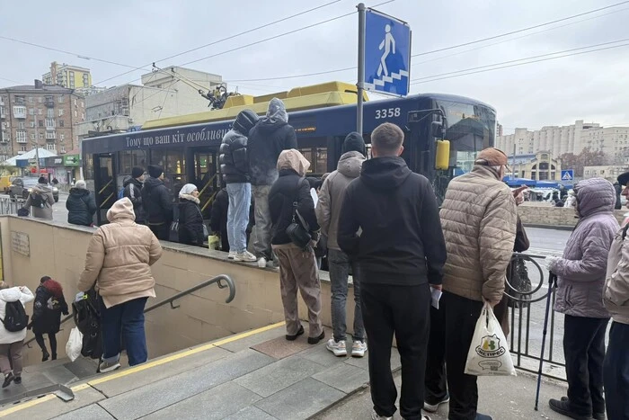 Біля метро «Лук'янівська» пасажири ризикують життям через заблоковану зупинку (фото)