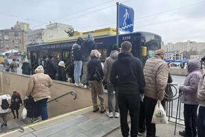 Деякі пасажири стають на стінку переходу, чим наражають себе на небезпеку
