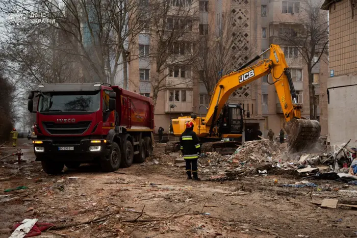 Друга доба аварійно-рятувальних робіт на місці удару РФ у Тернополі: що відомо