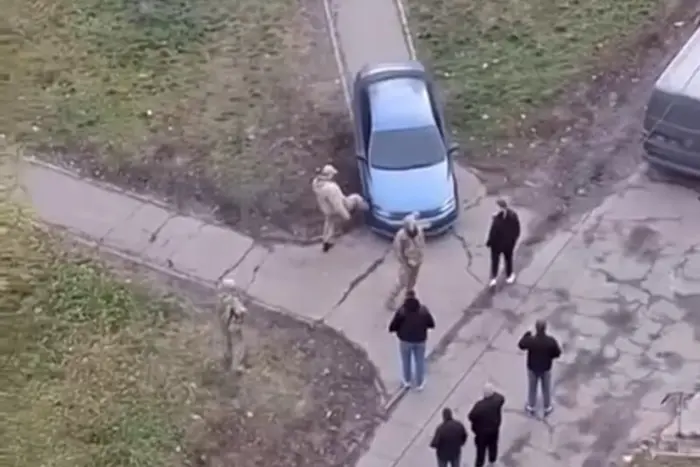 «Не стримав емоцій». Київський ТЦК пояснив, чому військовий бив по цивільній машині