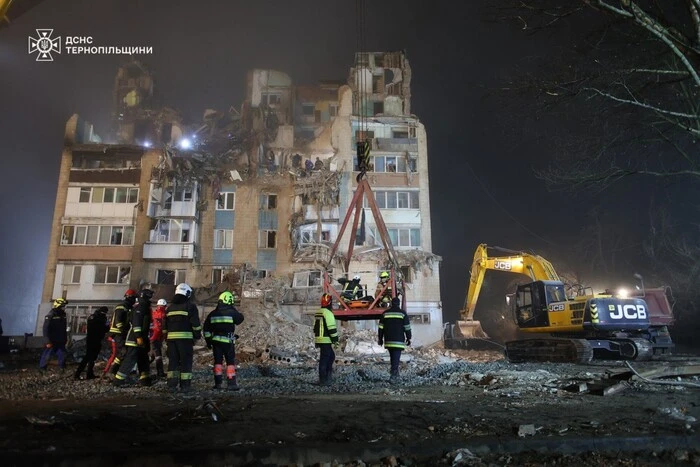 Тернопіль. Рятувальники деблокували з-під завалів тіло ще однієї жертви