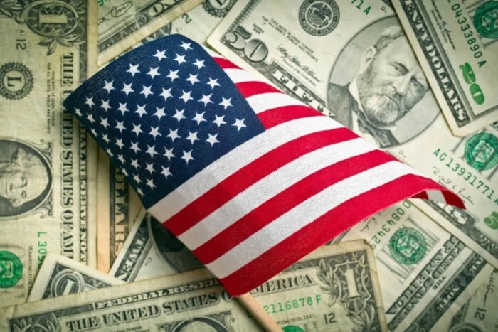 Час домінування долара добігає кінця – Bloomberg