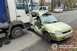 У Броварах легковик зіткнувся з вантажівкою, постраждав 27-річний водій (фото)