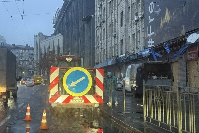 Скарги подіяли: комунальники взялися за  зупинку біля метро «Лук'янівська»