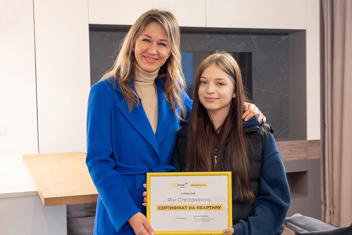 Дівчина, яка через ракетний удар по Краматорську залишилася без ніг, отримала квартиру від Ахметова