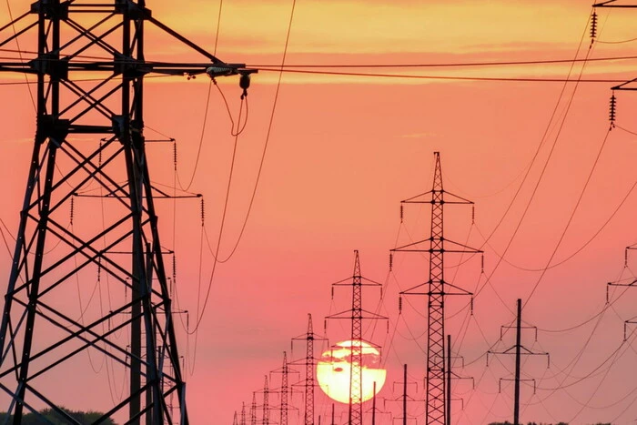 Чи продає Україна світло за кордон в умовах масових відключень? Міненерго дало пояснення 