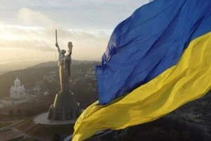 Вшанування пам’яті жертв голодоморів: у столиці приспущено найбільший прапор України