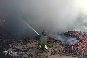 До ліквідації наслідків атак залучено 14 рятувальників та три одиниці техніки ДСНС області