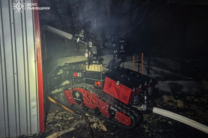На Львівщині горів склад: рятувальники задіяли роботизовану техніку