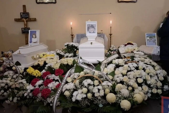 Батько гойдав труну із сином на руках. У Тернополі поховали маму та двох діток, яких убила російська ракета