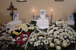 Батько гойдав труну із сином на руках. У Тернополі поховали маму та двох діток, яких убила російська ракета