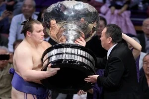 Сумоїст із України вперше в історії виграв Кубок імператора