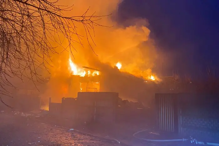 У Чернігові внаслідок падіння БпЛА виникла пожежа, постраждали люди