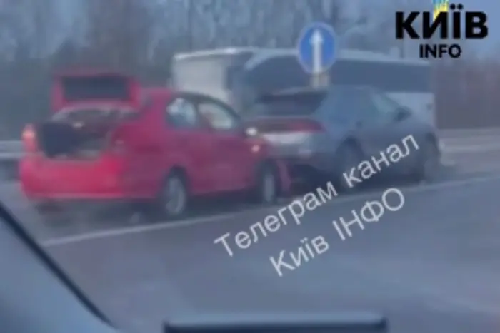 Негода в Україні: зафіксовано низку ДТП на трасі від Києва до Житомира (відео)