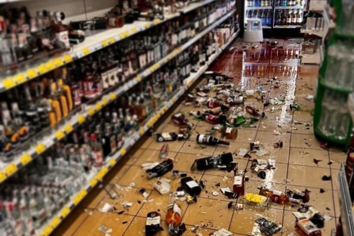 У Києві нетверезий чоловік розтрощив алкогольний відділ супермаркету (відео)