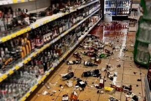 На підлозі супермаркету утворилося озеро з алкоголю