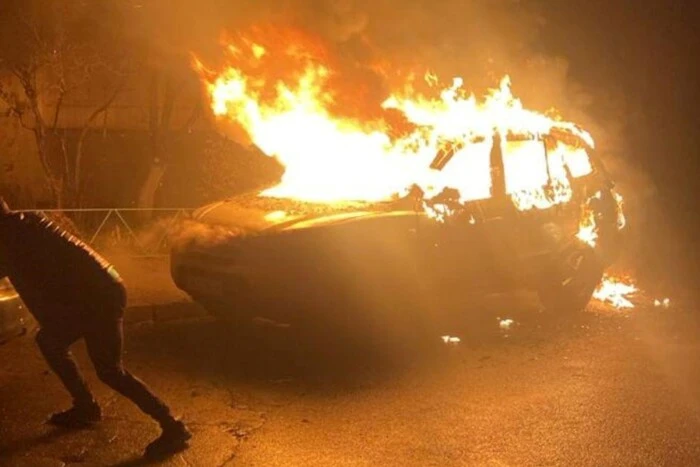 Киянин через ревнощі спалив автомобіль суперника (фото)