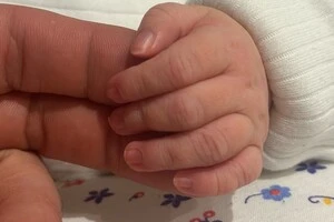 Телеведучий Євген Синельников оприлюднив перше фото своєї новонародженої доньки та розкрив її ім’я