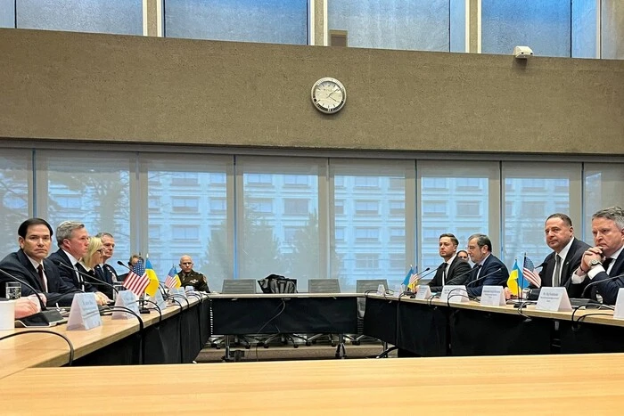 Bloomberg: З мирного плану прибрали пункт про використання заморожених активів РФ