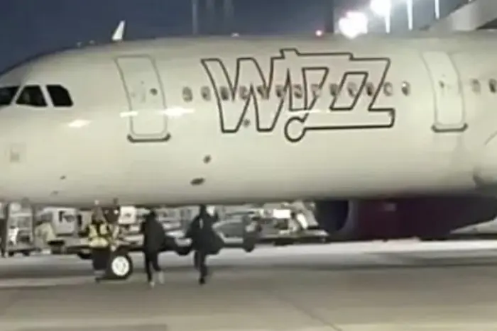 У Німеччині пасажири намагалися наздогнати літак під час зльоту (відео)