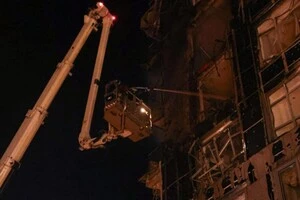 Пошкоджена багатоповерхівка у Києві