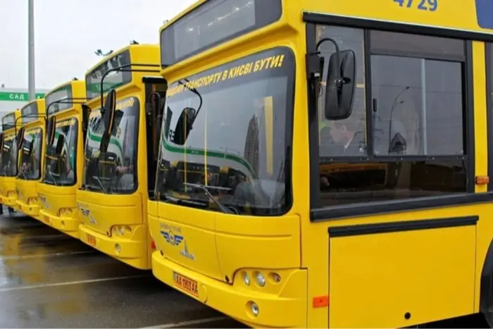 Через нічну атаку в Києві тимчасово перекрито рух на одній із вулиць