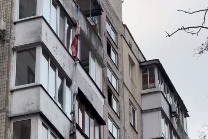 Кияни робили «канати» з ковдр, щоб вибратися з ураженої багатоповерхівки (відео)
