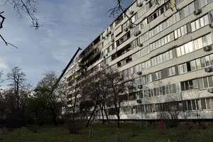 Рятувальники продовжують розбирати завали у Дніпровському районі Києва (фото)