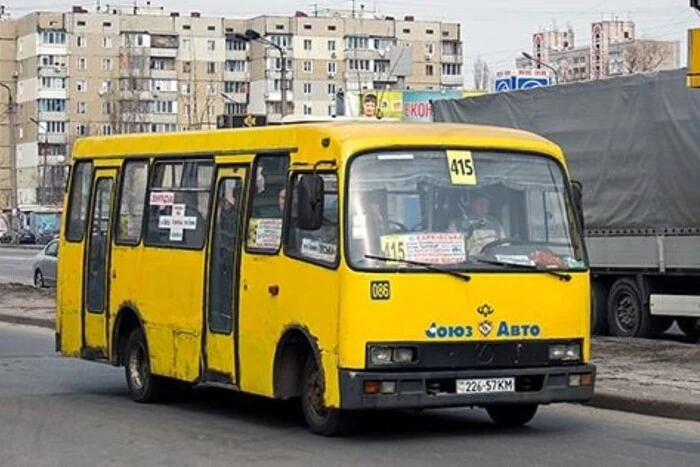 Унаслідок обстрілу Києва пошкоджено близько 70 маршрутних таксі