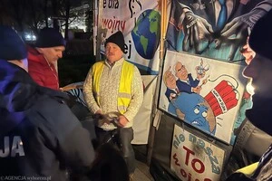 У Варшаві демонтовано намет з пропагандою РФ, організатора відправлено до психлікарні (фото)