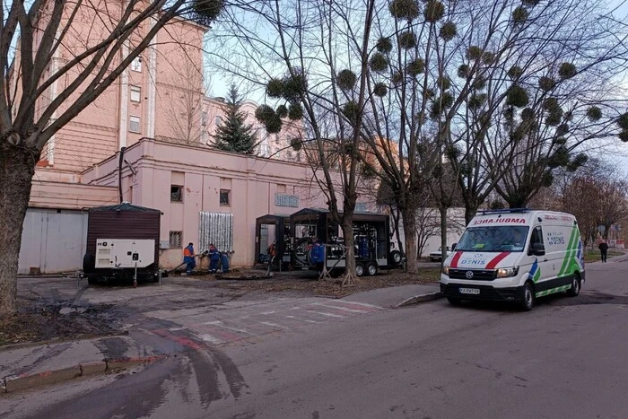 «Київтеплоенерго» розгорнуло мобільні котельні для шести лікарень столиці