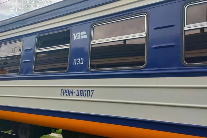 Літній пасажир електрички зазнав відкритих переломів обох ніг: деталі інциденту