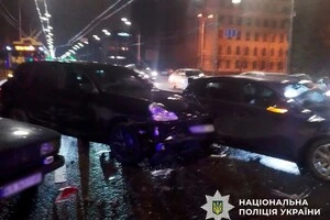 Водій автомобіля Porsche Cayenne допустив зіткнення з автомобілем ВАЗ та ще кількома транспортними засобами на перехресті Солом’янської площі