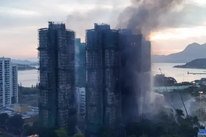 Масштабна пожежа у житловому комплексі у Гонконгу: понад 40 людей загинуло