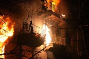 Палаючий будинок у Запоріжжі 