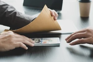 Від Міндічгейту до фармацевтичного лобі. Корупція формує нову кризу довіри