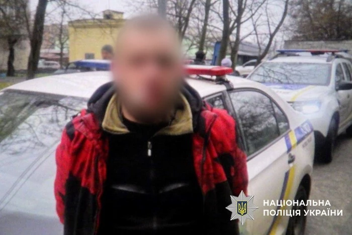 На Дарниці чоловік пограбував дівчину, погрожуючи іграшковим пістолетом