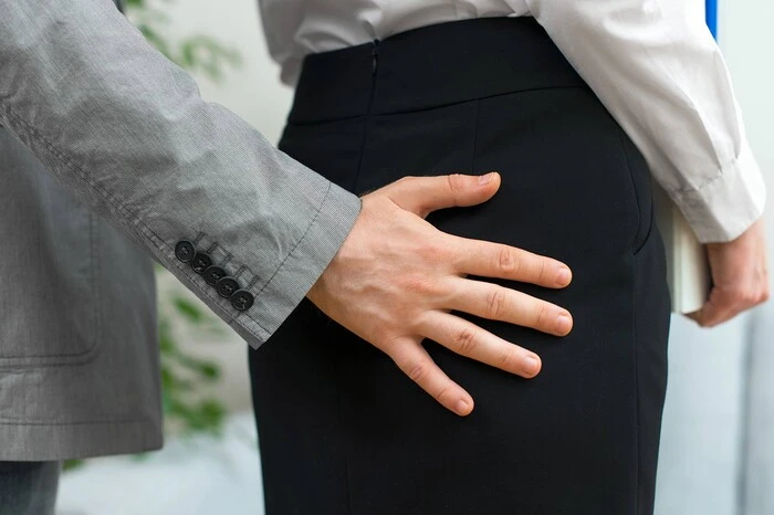 Чи є мацання сідниць – домаганням? Український суд ухвалив сенсаційне рішення