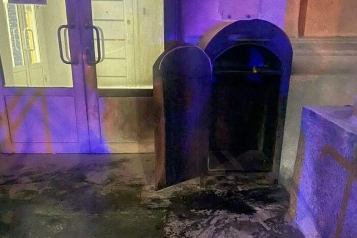 У Києві молодик, думаючи що допомагає СБУ, спалив поштомат «Укрпошти»