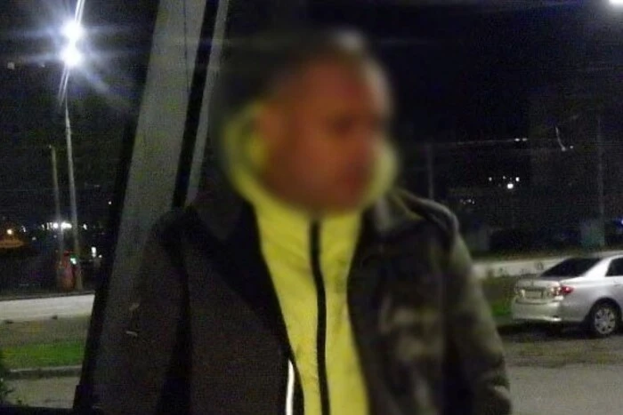 П'яний пасажир, погрожуючи розправою, пограбував таксиста у Києві: зловмисника затримано