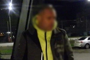 П'яний пасажир, погрожуючи розправою, пограбував таксиста у Києві: зловмисника затримано