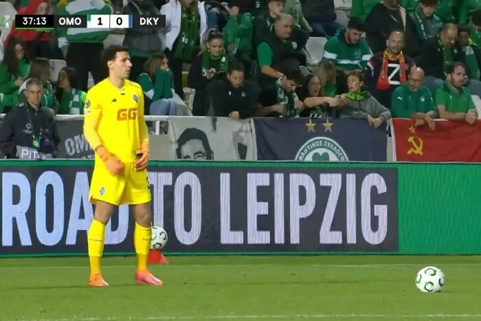 Прапори СРСР і Росії, футболка з «Z». Фанати «Омонії» влаштували провокацію у грі з «Динамо»