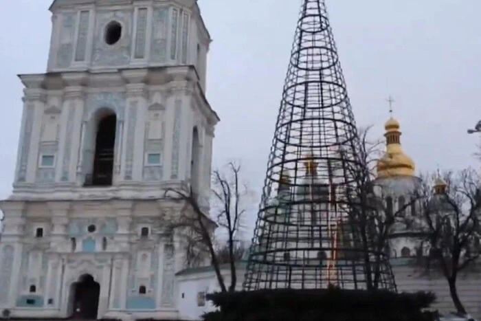 На Софійській площі розпочалося встановлення головної ялинки (фото)