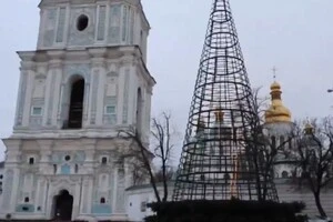 Каркас 16-метрової ялинки вже зібрано