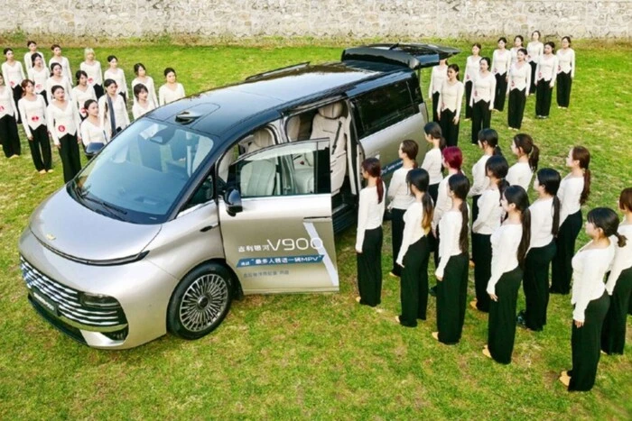 Новий рекорд Гіннеса. Мінівен Geely Galaxy V900 вмістив 42 танцівниці