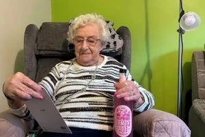  У свої 101 рік Джойс Лінас з Харрогейта все ще має жагу до життя та любить танцювати, в’язати, грати в бінго та прасувати